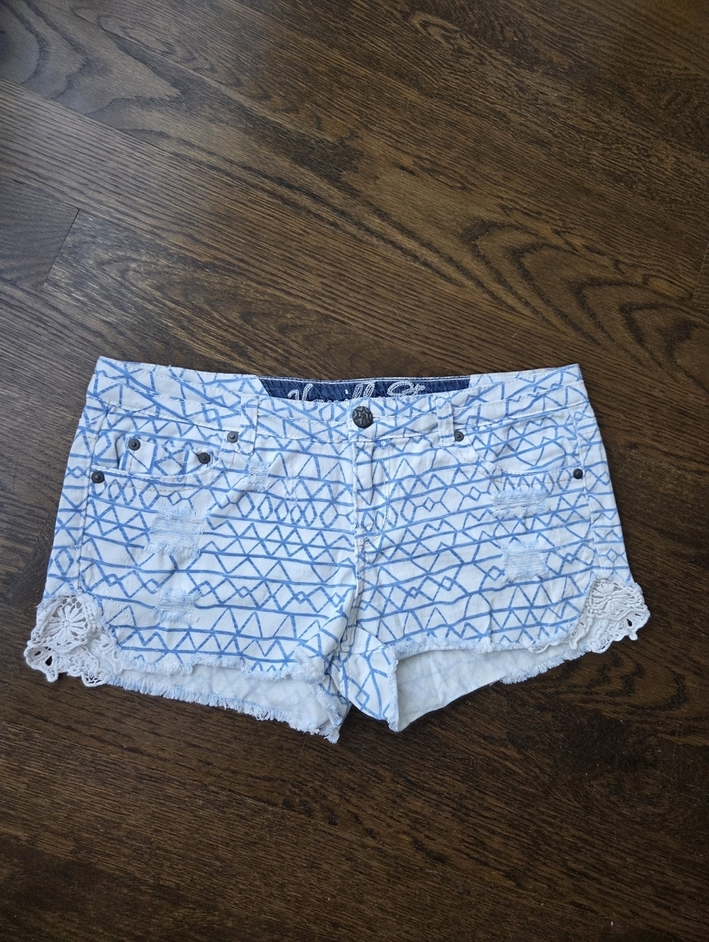 Vanilla Star Women’s Blue Patterned Lace-Trim Denim Shorts Sz.13